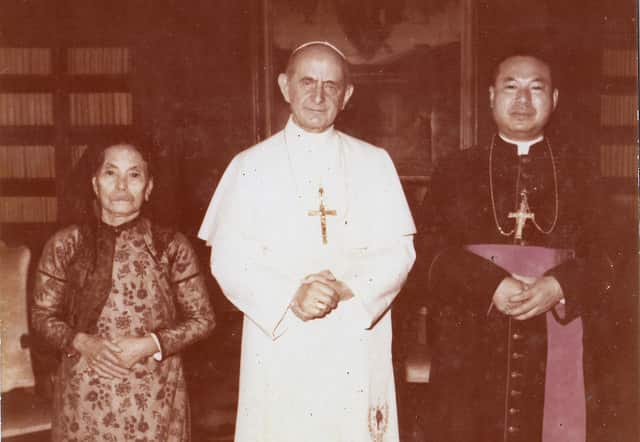Hai mẹ con Đức Cố Hồng Y gặp Đức Giáo Hoàng tại Vatican ngày 25/10/1974