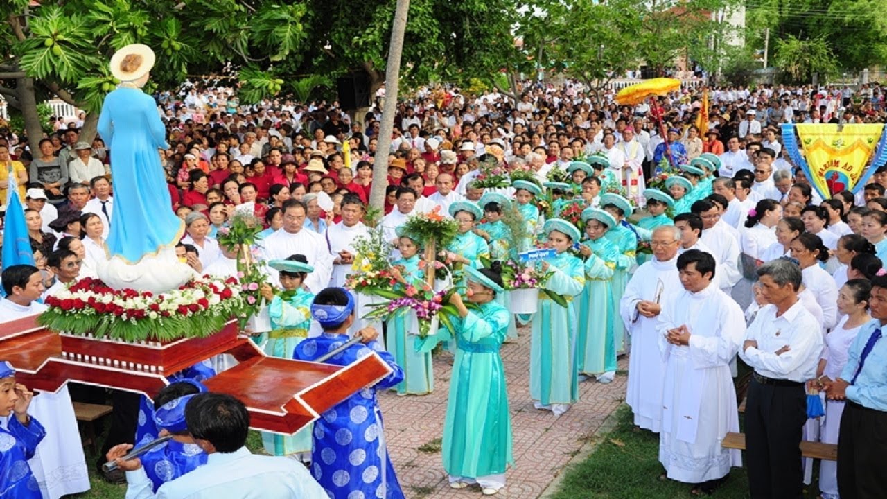 Dâng Hoa Kính Đức Mẹ tại La Vang 