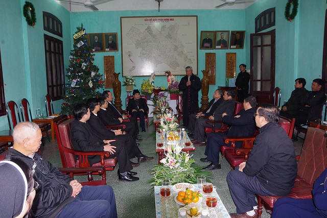 Phái đoàn Giáo phận Vinh chào thăm Đức cha Anphong Nguyễn Hữu Long