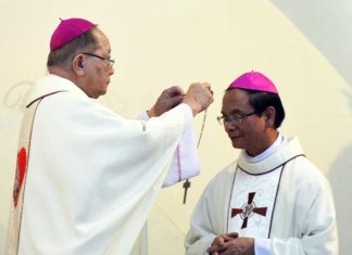 đội mũ và đeo Thánh giá cho Tân Giám mục Thanh Hóa