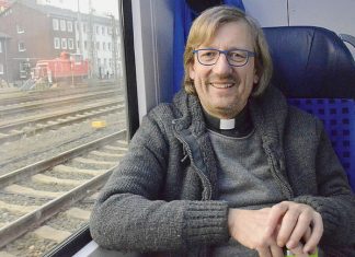 Linh mục Olaf rao giảng Phúc Âm trên toa xe lửa