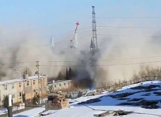 Video Chính quyền Trung Quốc phá hủy nhà thờ,Thánh giá bị đốt, cờ treo trên tháp chuông nhà thờ