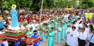 Dâng Hoa Kính Đức Mẹ tại La Vang