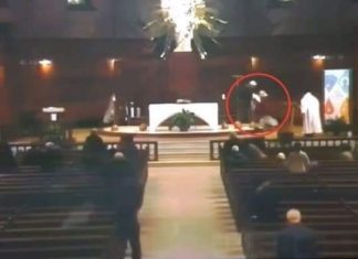 Linh mục bị giết khi đang dâng Thánh Lễ