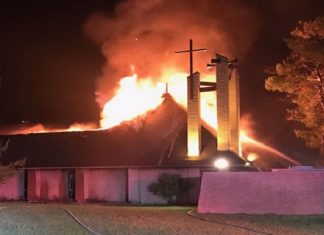 Nhà thờ Thánh Giuse ở Phoenix bị lửa thiêu rụi